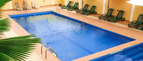 Una piscina al aire libre (de 09:00 a 23:00), sombrillas, tumbonas