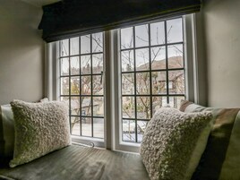 2 dormitorios, decoración individual, mobiliario individual