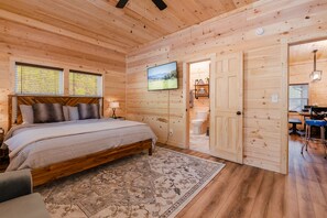 4 bedrooms, desk, iron/ironing board, free WiFi