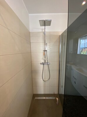 Een douche, handdoeken, zeep