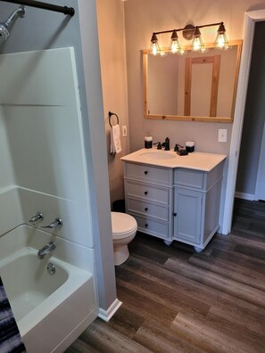 Shower, towels, toilet paper - Historic Cabin in a natural setting with waterfalls and covered bridge (Cullman)