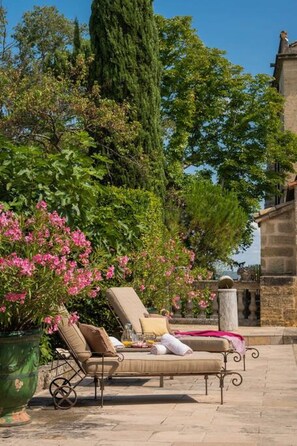 Terrace/patio - Château  "les deux Lions" au coeur d'un village historique proche d'Uzes (Saint-Siffret)