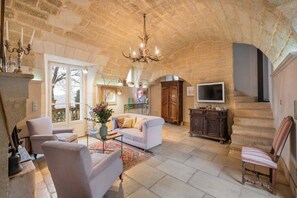 TV, fireplace, ping pong, books - Château  "les deux Lions" au coeur d'un village historique proche d'Uzes (Saint-Siffret)