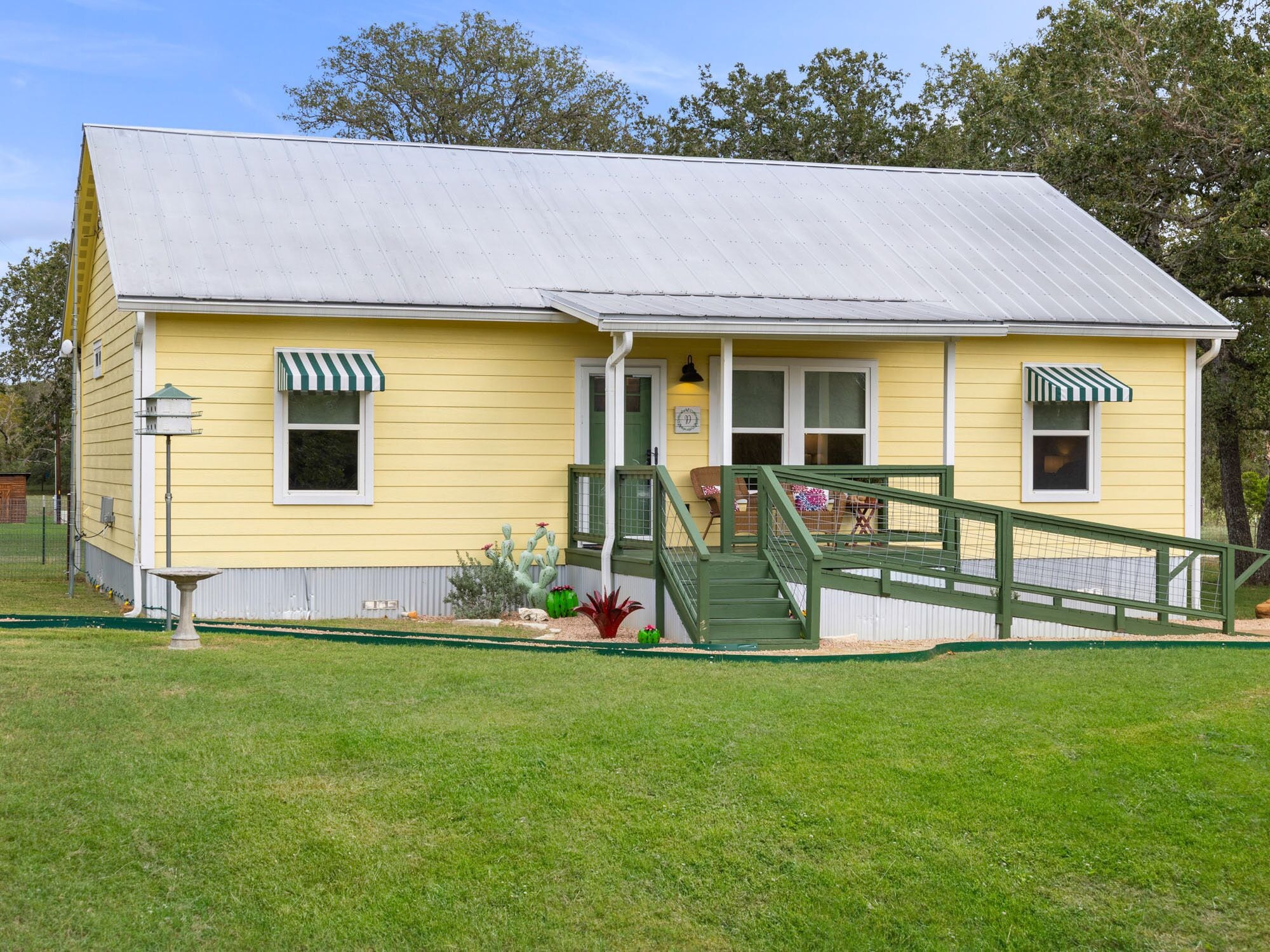 Yellow House - Cozy Cabin 5 miles from Town - Pet Friendly !