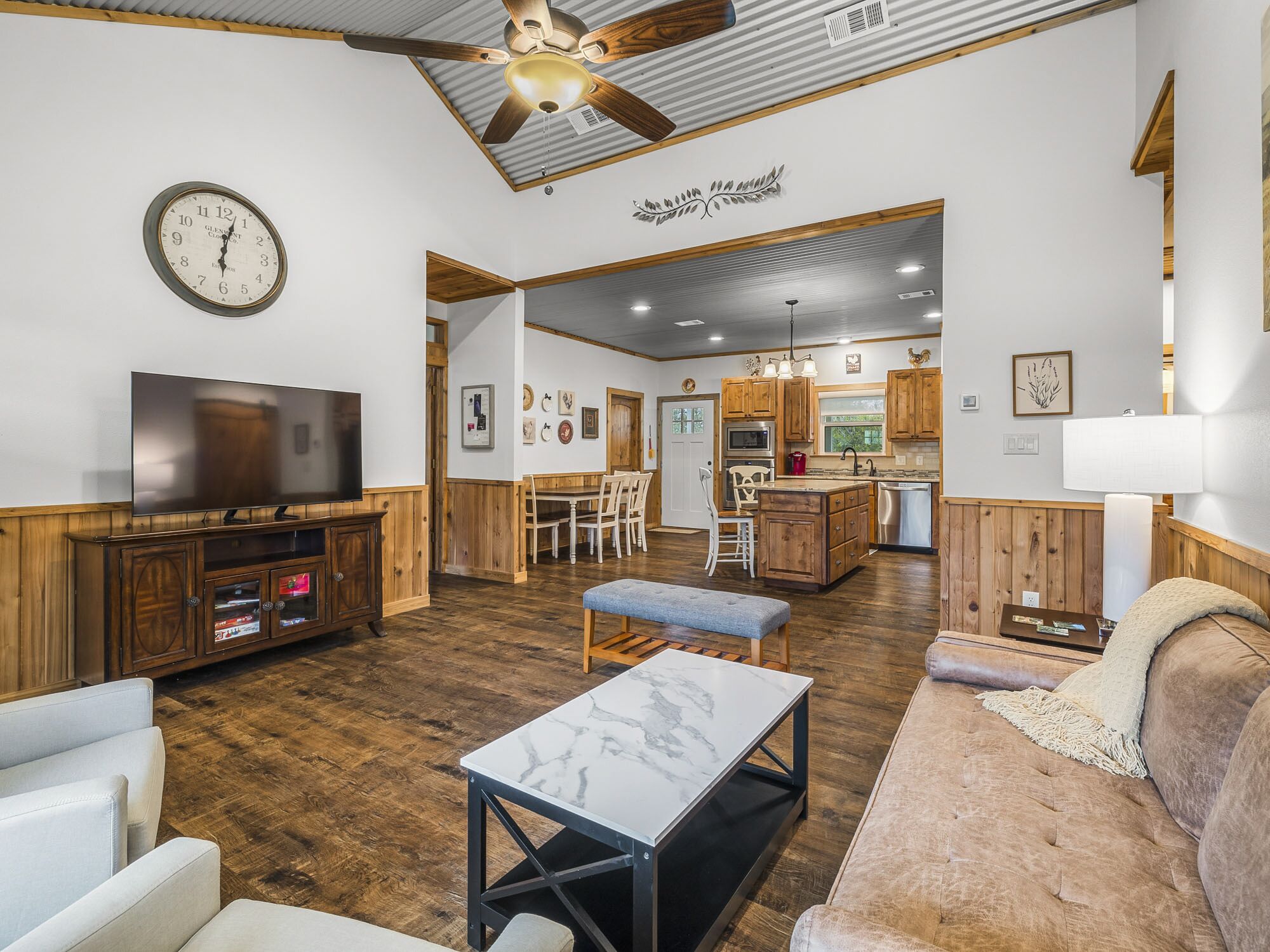 Yellow House - Cozy Cabin 5 miles from Town - Pet Friendly !