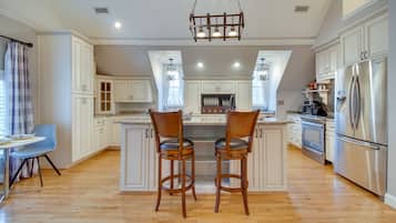Highchair, cookware/dishes/utensils