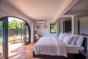 4 quartos, ferros/tábuas de passar roupa, acesso à internet