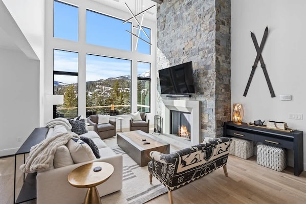 Televisión, chimenea y oficina 