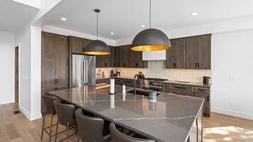 雪櫃、微波爐、焗爐、爐具