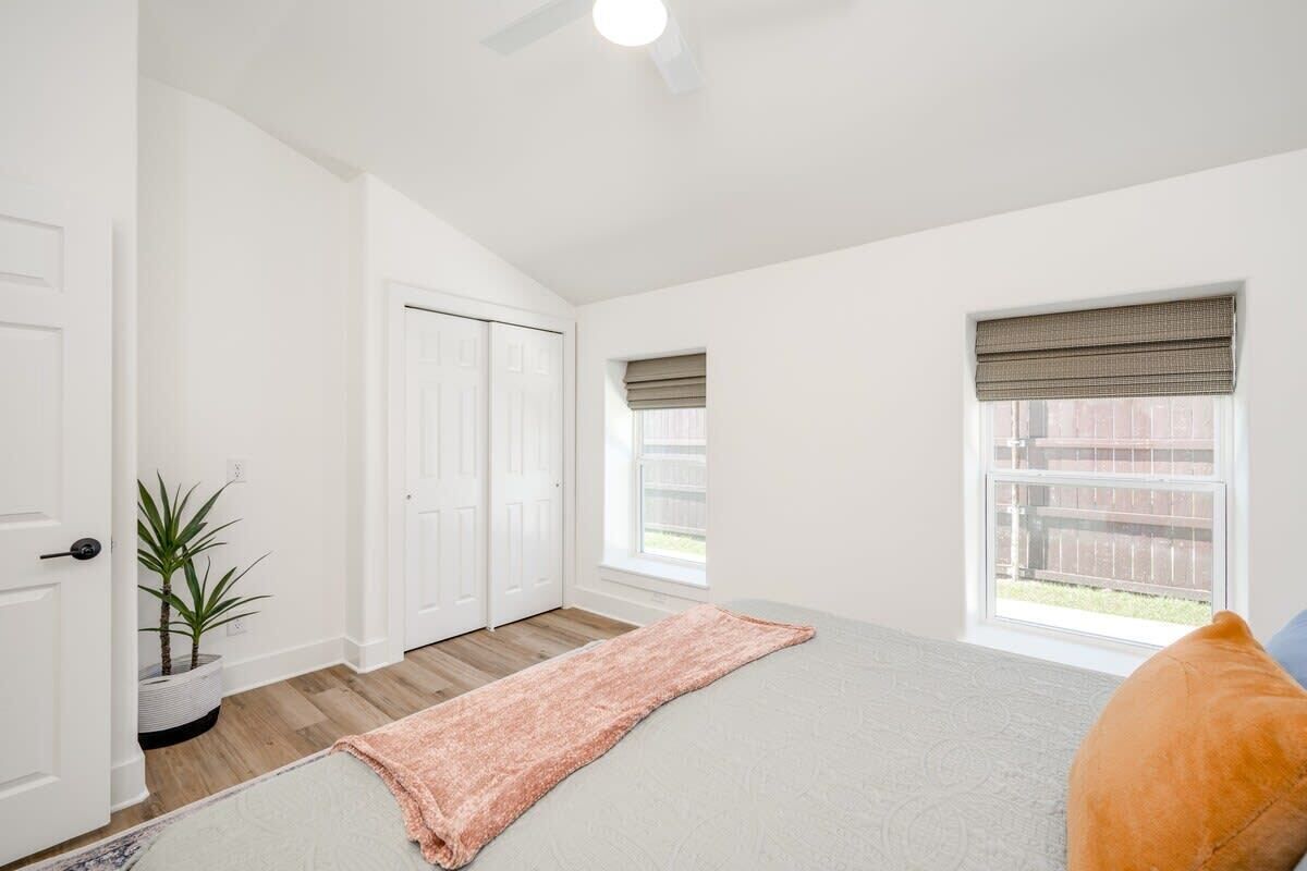 3 slaapkamers, een bureau, een strijkplank/strijkijzer, reisbedje