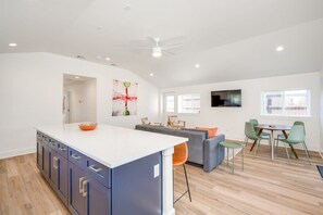 Interior - 3/2, Private hot tub, fireplace, firepit (Blanco)