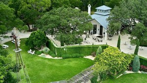 A hotel with a central courtyard, surrounded by lush greenery and trees. - 3/2, Private hot tub, fireplace, firepit (Blanco)