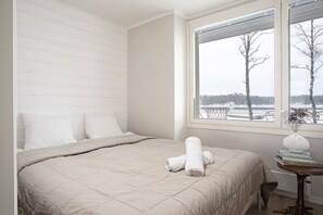 3 bedrooms, premium bedding, desk, iron/ironing board