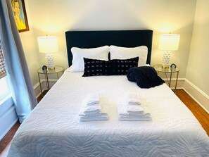 3 soverom, skrivebord, blendingsgardiner og strykejern/-brett