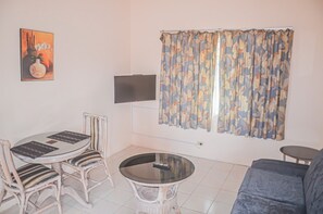 Comfort Apartment | 1 bedroom, iron/ironing board, free WiFi - Urban Apartments  (Runaway Bay)