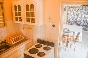 Mini-fridge, microwave, cookware/dishes/utensils - Urban Apartments  (Runaway Bay)