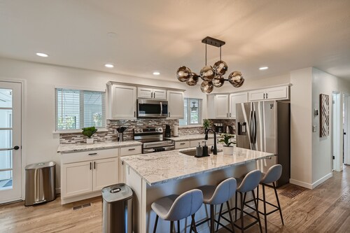 5 Bd & 3 Ba - Hot Tub, Game Room, Fire Pit, Fenced Yard - Denver & Boulder