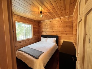 3 bedrooms, desk, iron/ironing board, free WiFi - Lake Cottage/North Frontenac/All Season Getaway! (Cloyne)