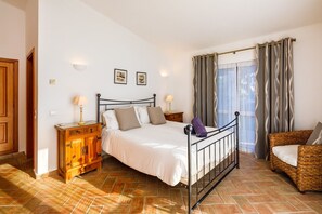 4 dormitorios, tabla de planchar con plancha, wifi gratis y ropa de cama