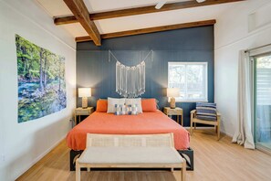 4 soverom, skrivebord, strykejern/-brett og reiseseng for barn