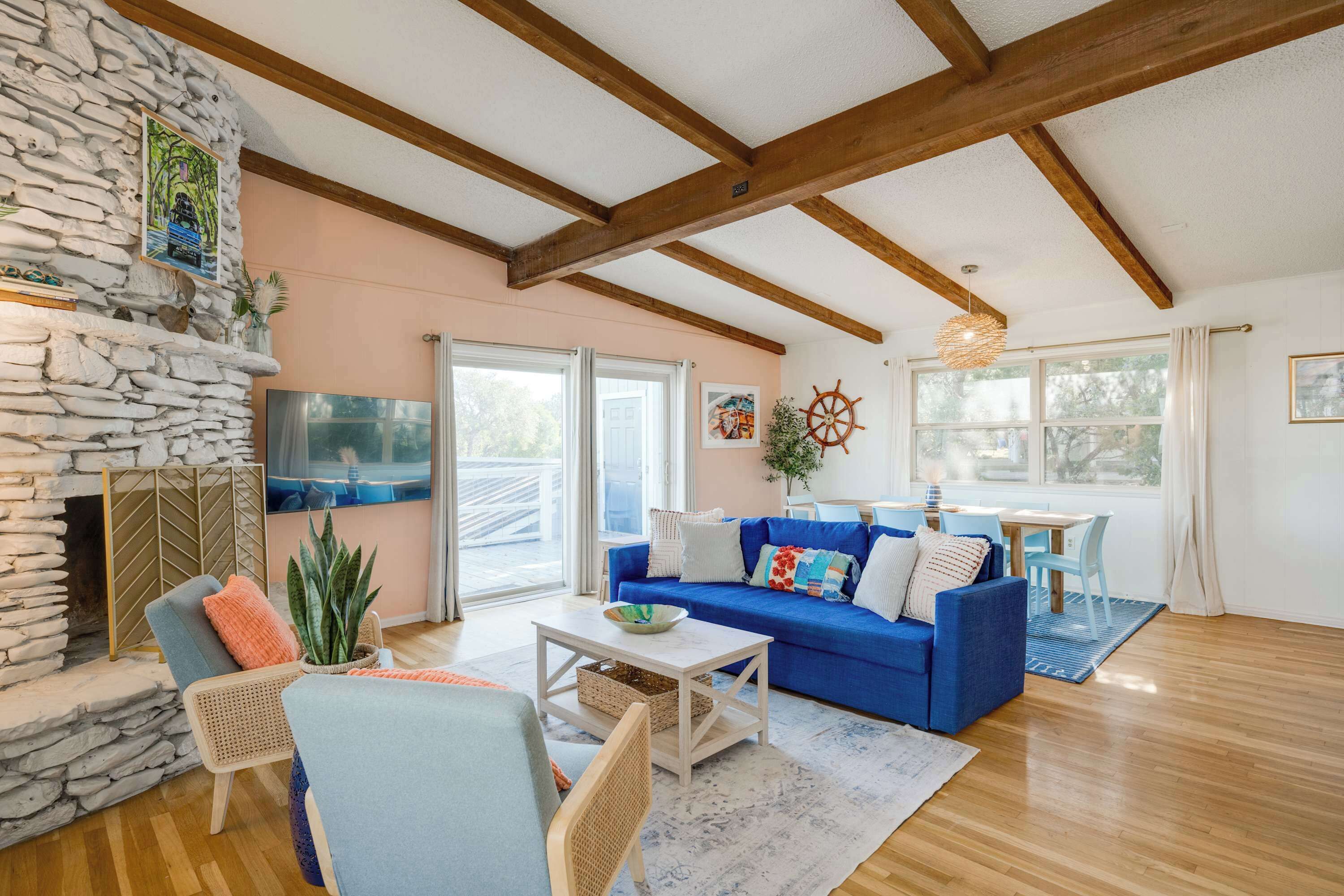 Télévision, cheminée, espaces bureaux