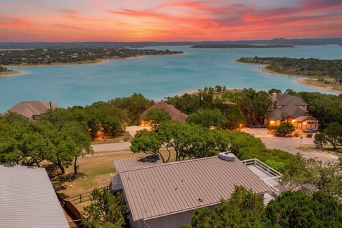 4/2, PANO lake views, private hot tub, pool