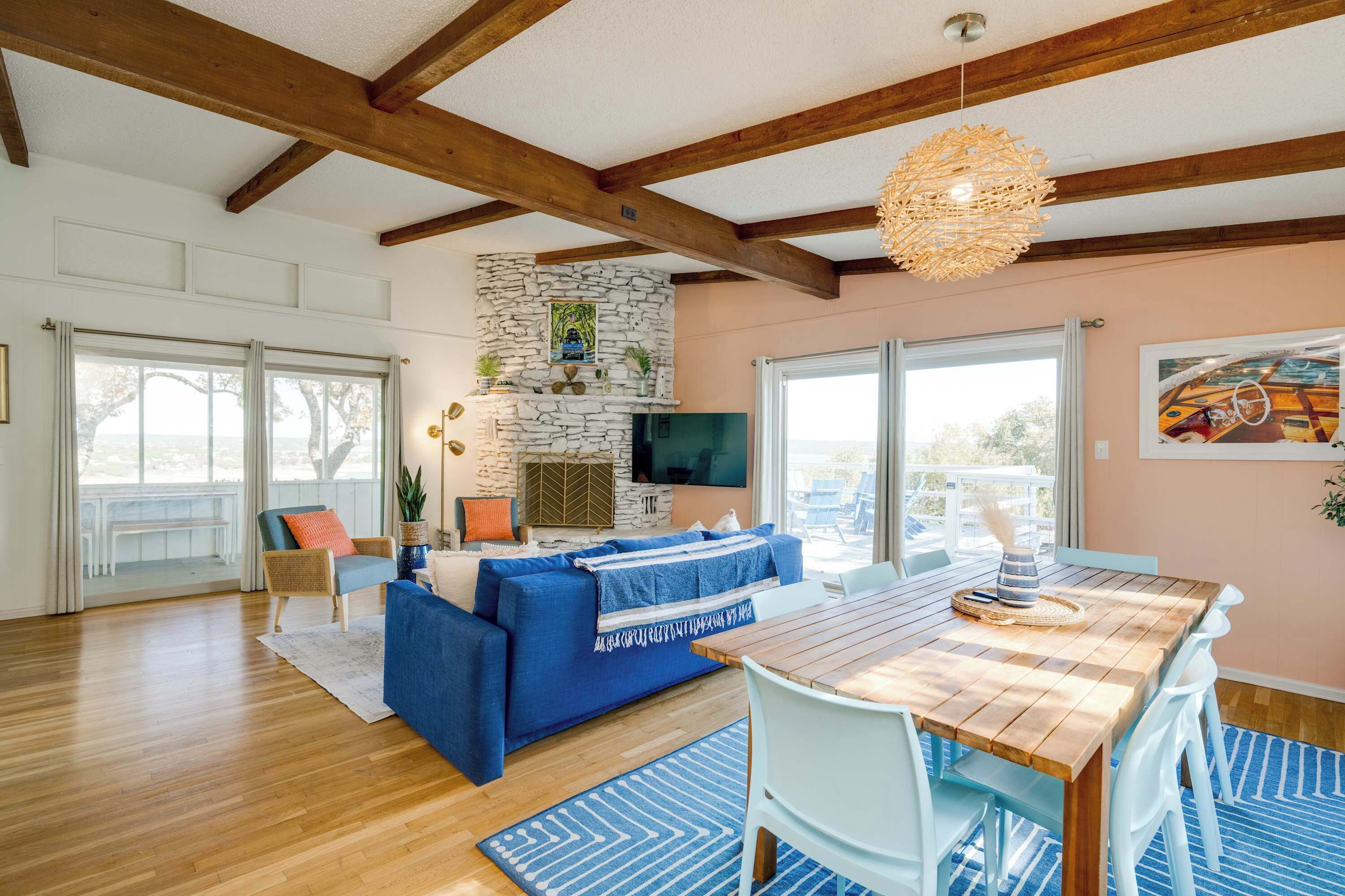 Televisio, takka, työhuone