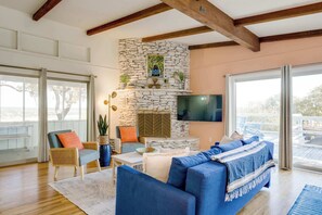 TV, fireplace, offices