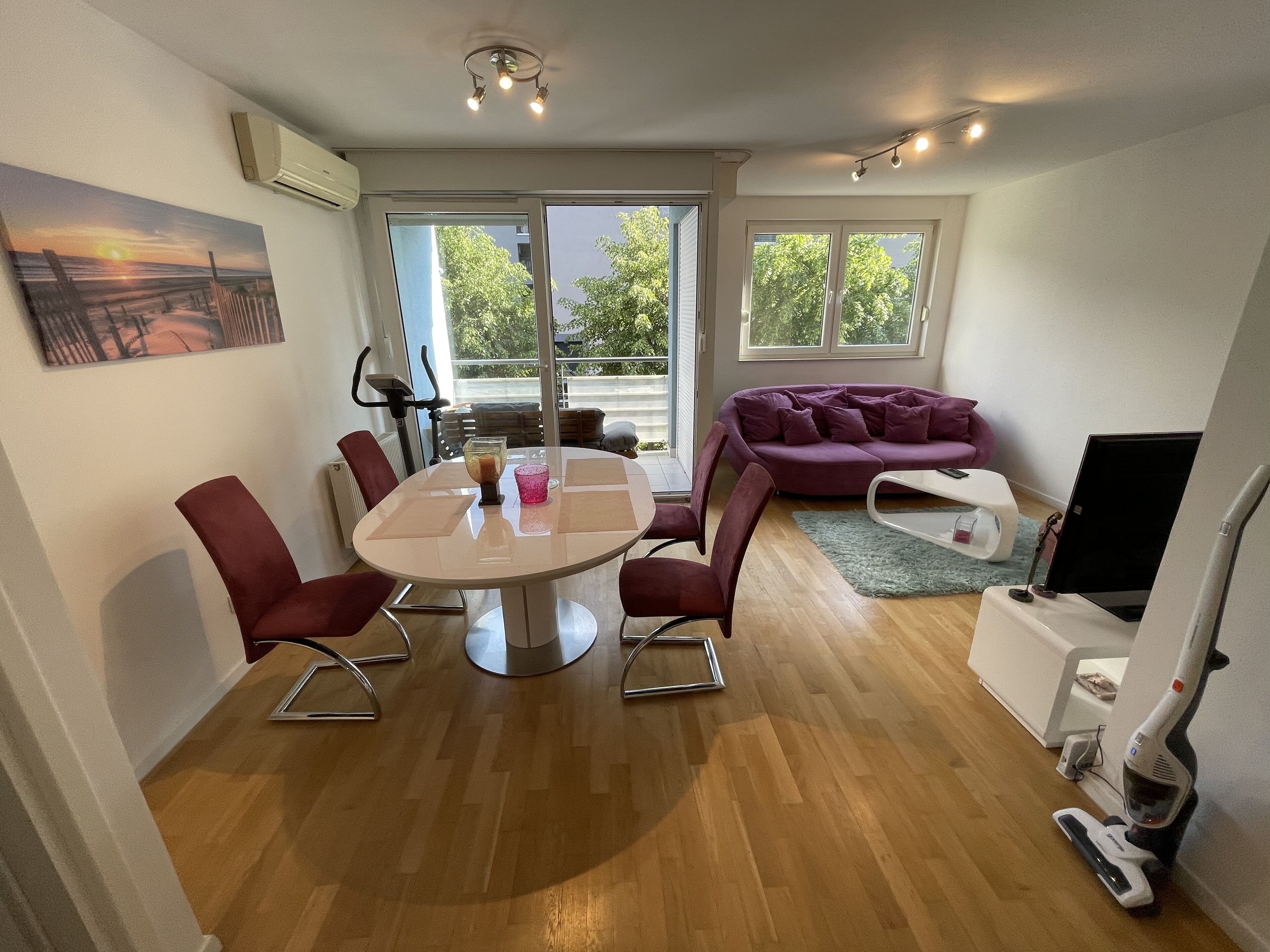 80-cm Smart TV with cable channels, TV, Netflix