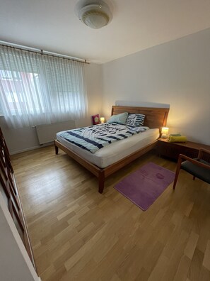 2 bedrooms, desk, laptop workspace, iron/ironing board - Large Modern 75m2 Flat and Free Parking (Zagreb)