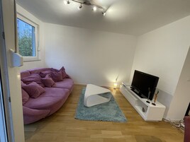 80-cm Smart TV with cable channels, TV, Netflix