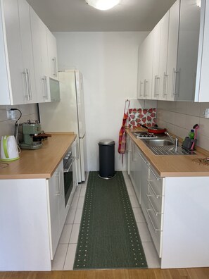 Großer Kühlschrank, Mikrowelle, Ofen, Geschirrspüler