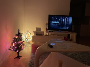 80-cm Smart TV with cable channels, TV, Netflix - Large Modern 75m2 Flat and Free Parking (Zagreb)