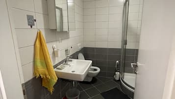 Dusche, Haartrockner, Handtücher