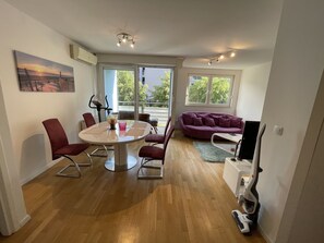 80-cm Smart TV with cable channels, TV, Netflix - Large Modern 75m2 Flat and Free Parking (Zagreb)