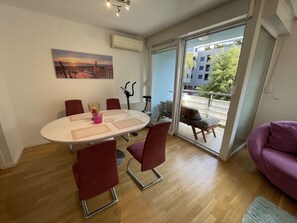 In-room dining - Large Modern 75m2 Flat and Free Parking (Zagreb)