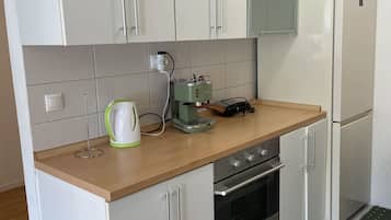 Full-sized fridge, microwave, oven, dishwasher