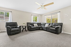 Smart TV, fireplace - Higgins Hideout *3 minute drive to the beach* (Roscommon)