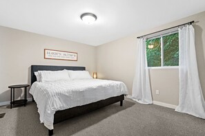 3 bedrooms, desk, iron/ironing board, free WiFi - Higgins Hideout *3 minute drive to the beach* (Roscommon)
