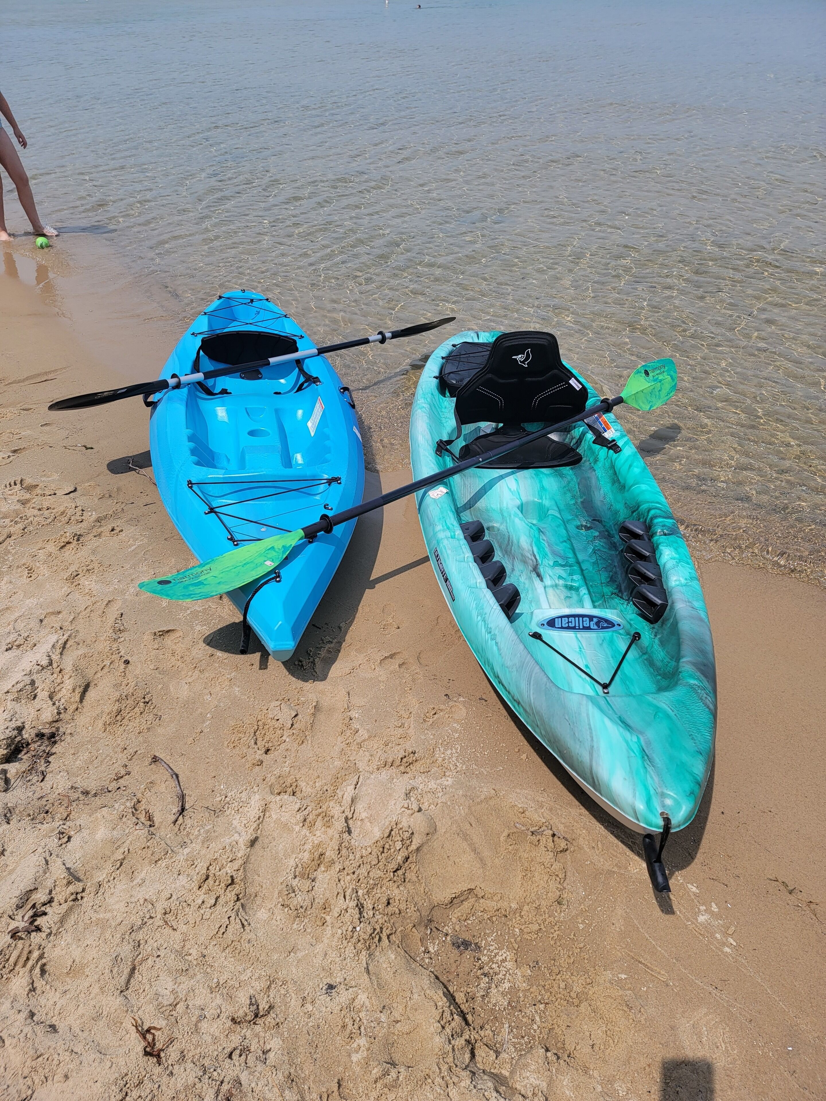 Deux kayaks sur une plage de sable.
