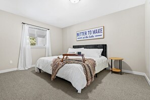 3 bedrooms, desk, iron/ironing board, free WiFi - Higgins Hideout *3 minute drive to the beach* (Roscommon)