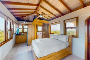 4 bedrooms, internet, bed sheets - Tropical retreat with a pool, dock, bikes, canoes, balconies, and 360 views (Caye Caulker)