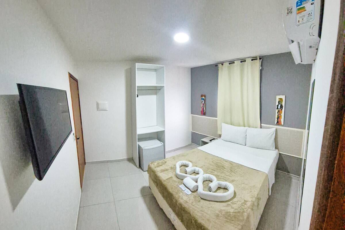 Een minibar, gratis wifi, beddengoed