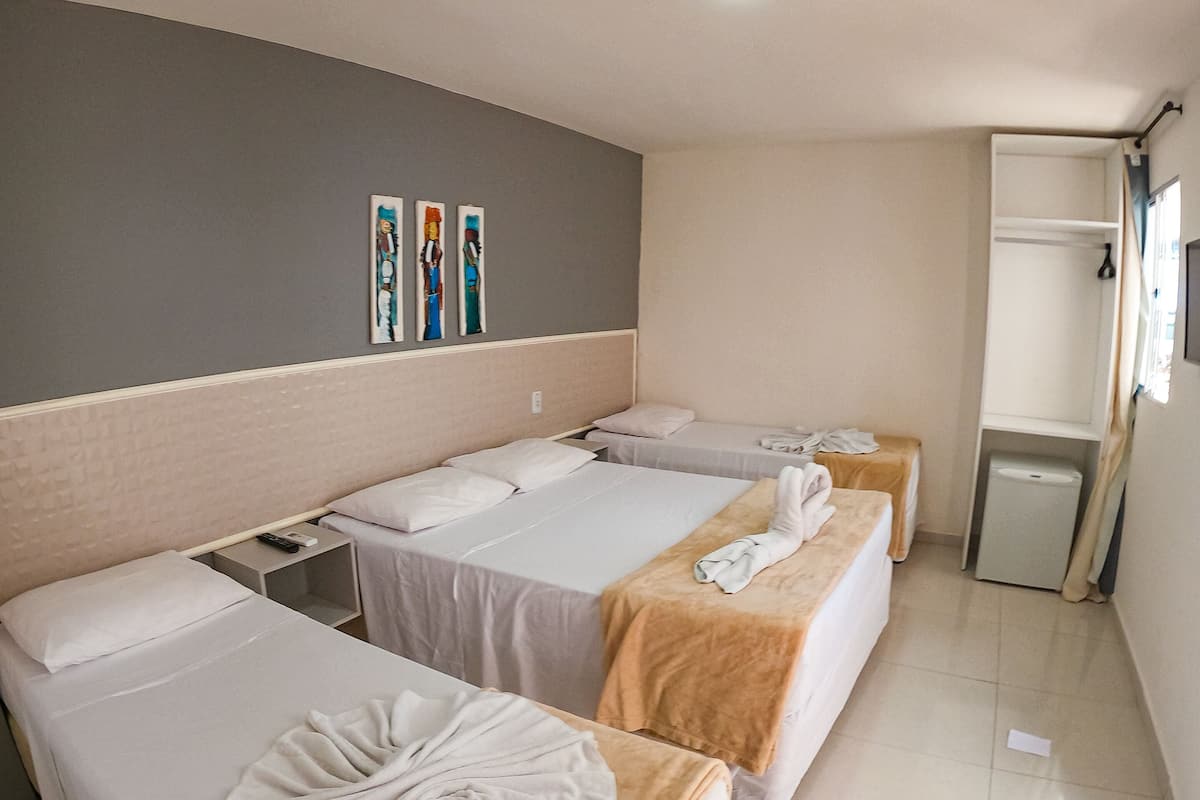 Standard Quadruple Room | Bar mini, Wi-fi percuma, cadar katil