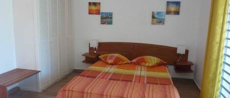 1 habitación, tabla de planchar con plancha y cuna de viaje