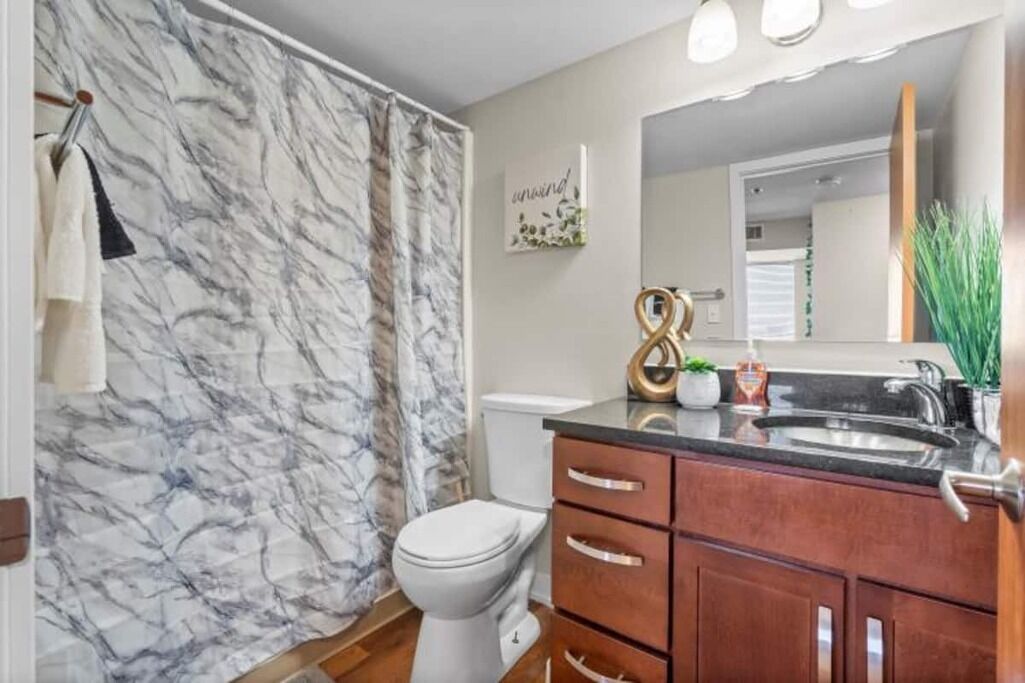 DTWN 1BD+Den Near WellsFargo Arena *FREE<br>PARKING*