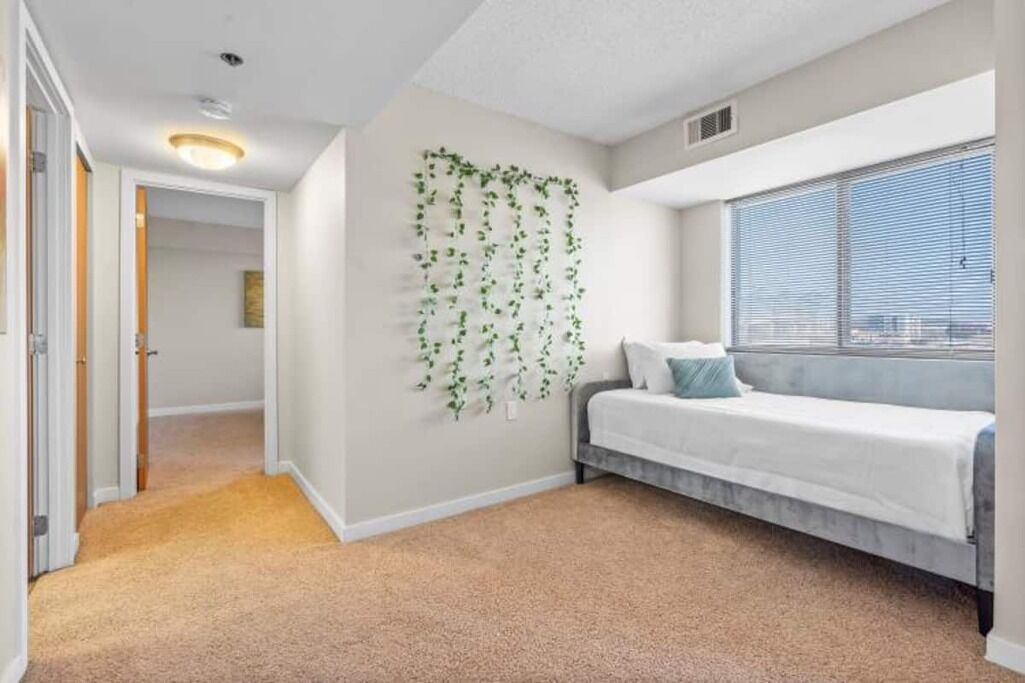 DTWN 1BD+Den Near WellsFargo Arena *FREE<br>PARKING*