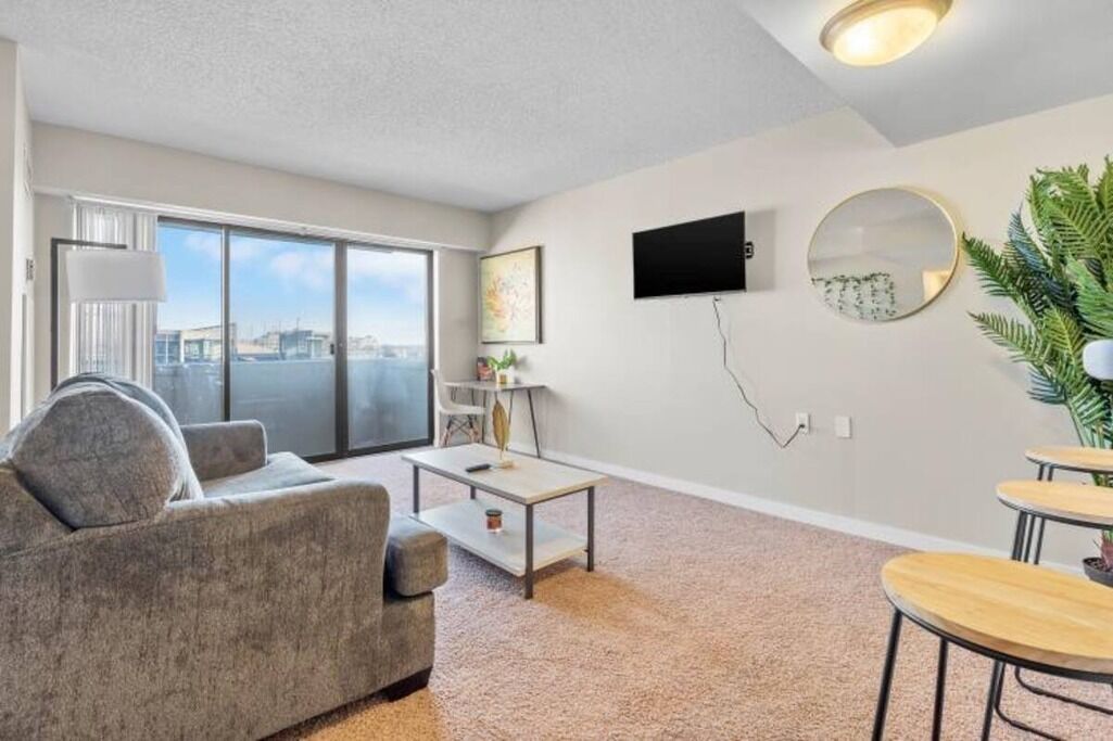 DTWN 1BD+Den Near WellsFargo Arena *FREE<br>PARKING*