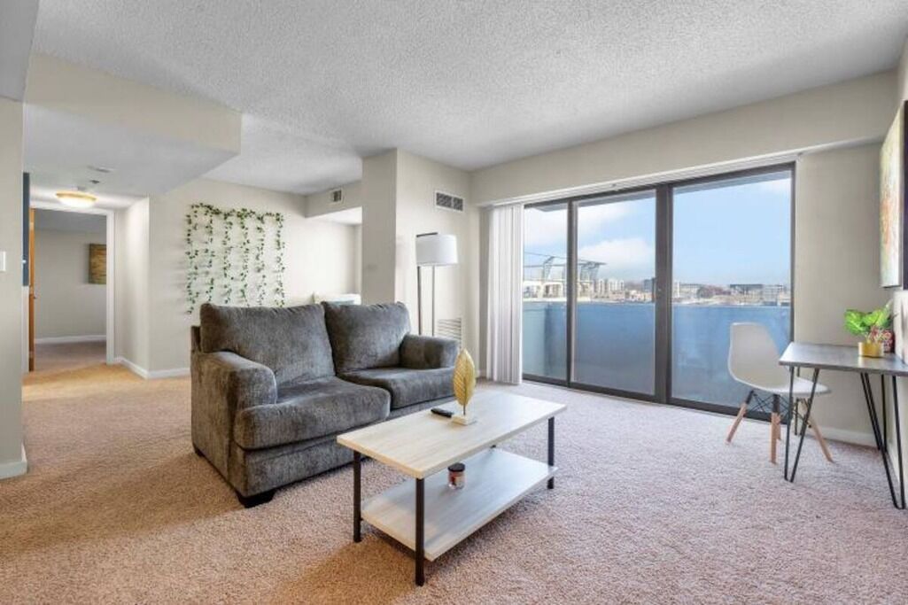 DTWN 1BD+Den Near WellsFargo Arena *FREE<br>PARKING*