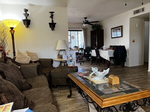 TV - Greco-Roman Holiday Home in Golf/Tennis Resort (Mesa)